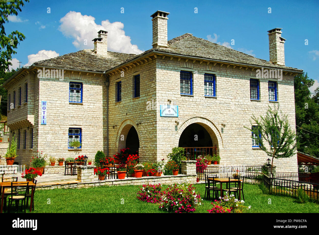 Traditionelle, aus Stein erbaute Herrenhaus Hotel Vitsa Dorf, Zagoria, Präfektur Ioannina, Epirus Region, Nord-westlichen Griechenland, 5. August 2010. Stockfoto