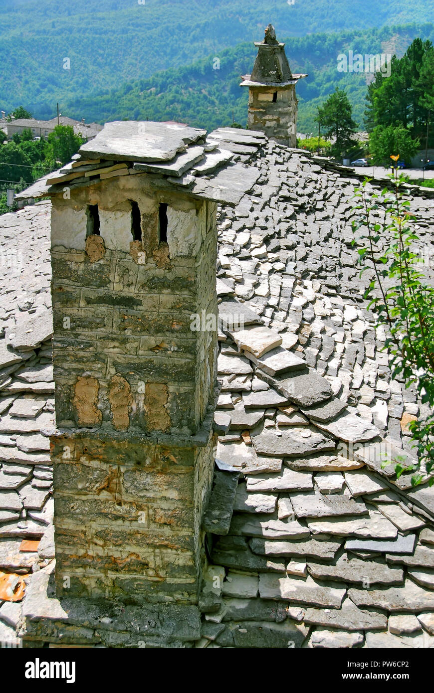 Ein traditionelles, aus Stein erbaute Haus der Vitsa Dorf, Zagoria Gebiet, Region Epirus, Nord-westlichen Griechenland. Stockfoto