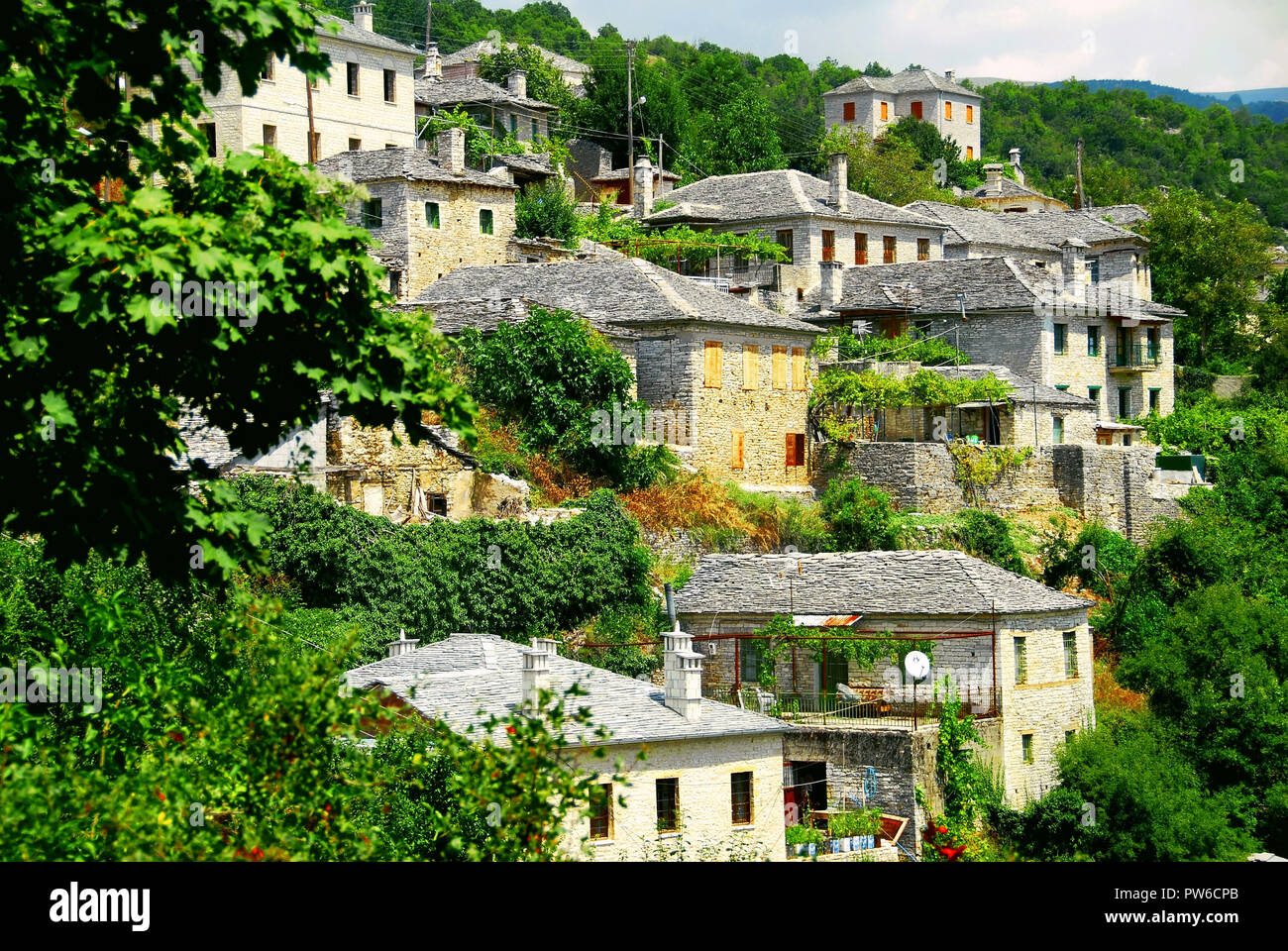 Panoramablick auf Vitsa Dorf, Zagoria Gebiet, Region Epirus, Nord-westlichen Griechenland. Stockfoto