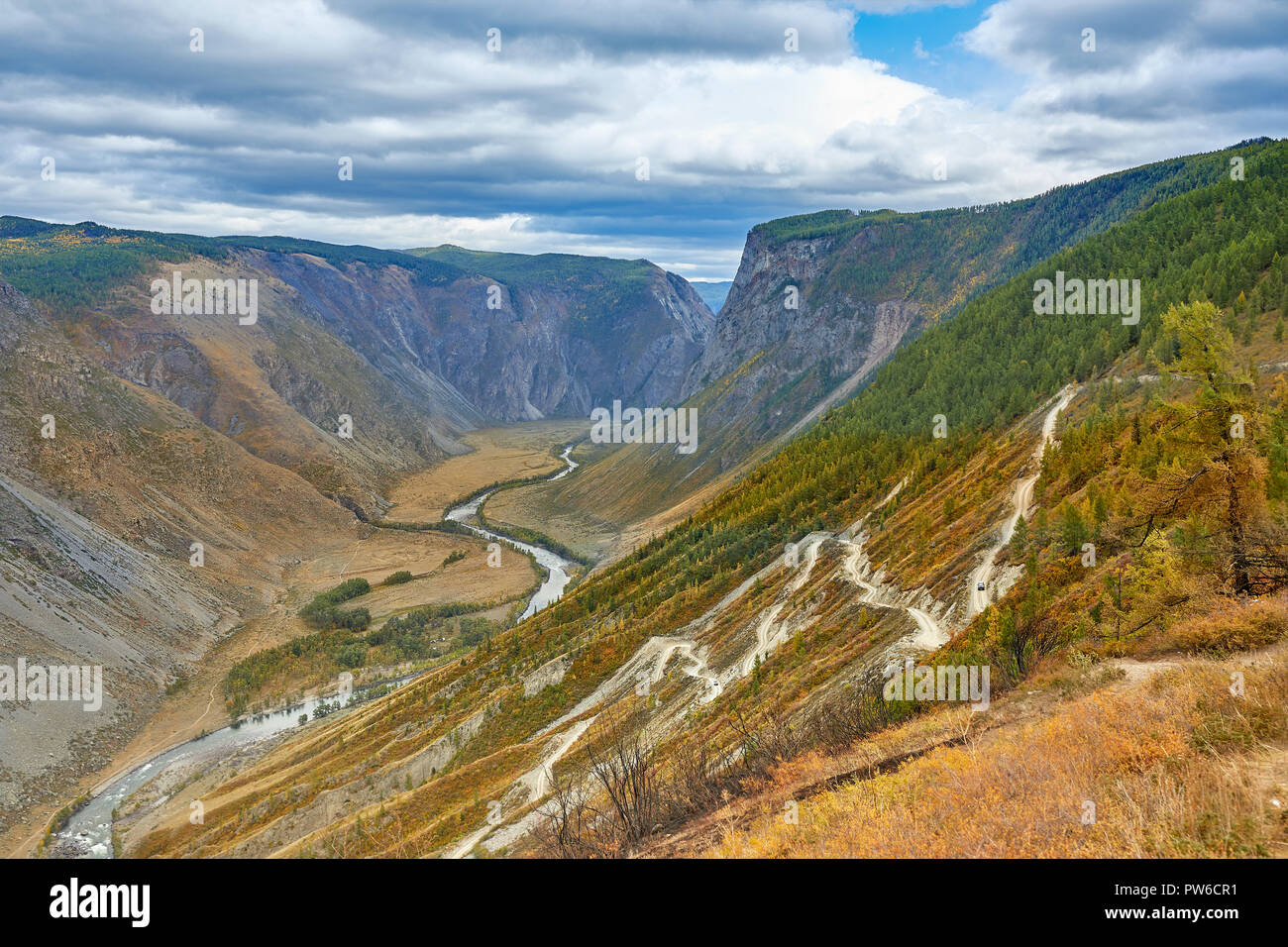 Camping in den Bergen. Herbst Landschaft. Schönheit der Natur Konzept Hintergrund. Stockfoto