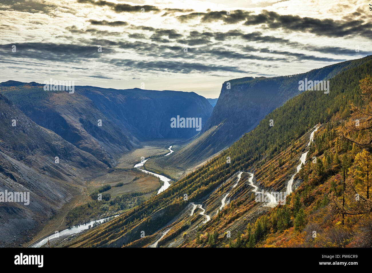 Camping in den Bergen. Herbst Landschaft. Schönheit der Natur Konzept Hintergrund. Stockfoto