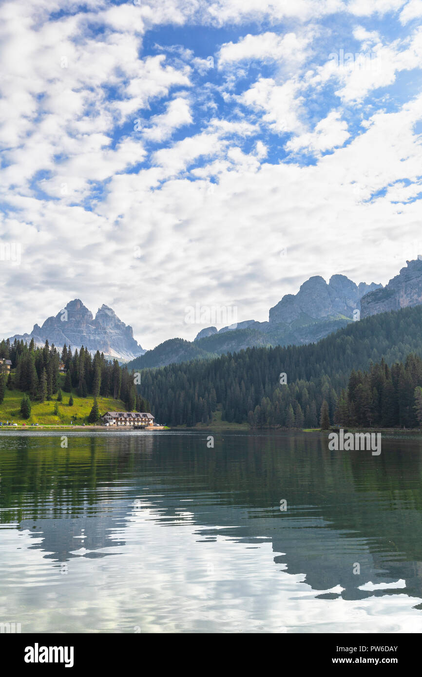 Misurina See mit Drei Zinnen von Lavaredo. Dolomiten Sexten, Provinz Belluno, Venetien, Italien, Europa. Stockfoto