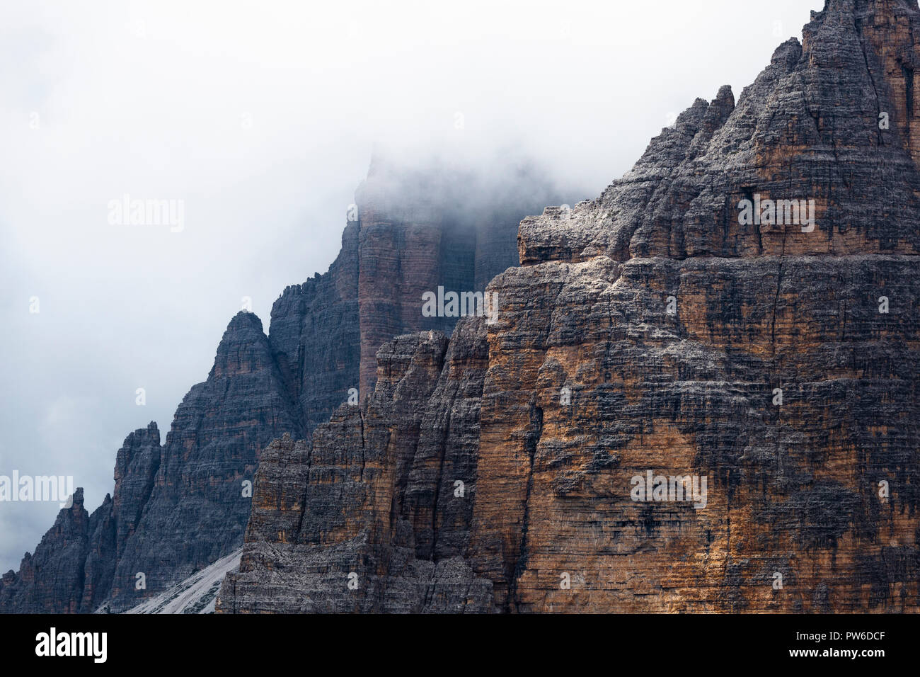 Drei Zinnen von Lavaredo von Wolken bedeckt. Dolomiten Sexten, Provinz Belluno, Venetien, Italien, Europa. Stockfoto