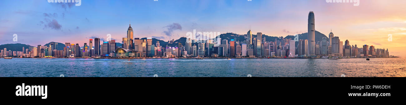 Junk-Boot in Hong Kong Victoria Harbour. Stockfoto