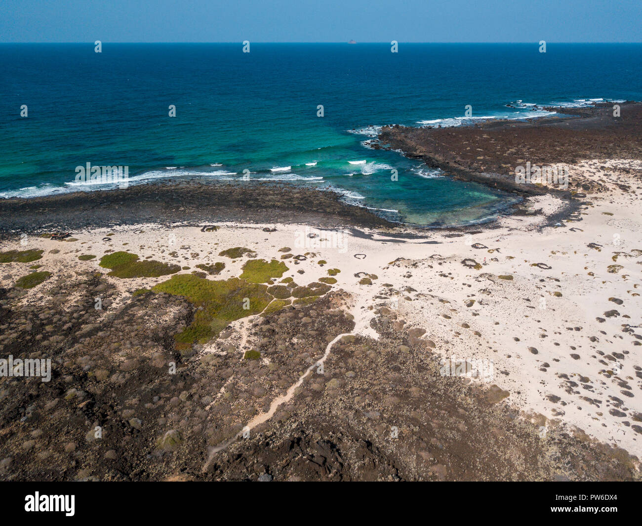 Luftaufnahme der Caleta del Mojón Blanco, sandige Wüste, Strand und zerklüftete Küste. Orzola, Lanzarote, Kanarische Inseln, Spanien, Afrika Stockfoto