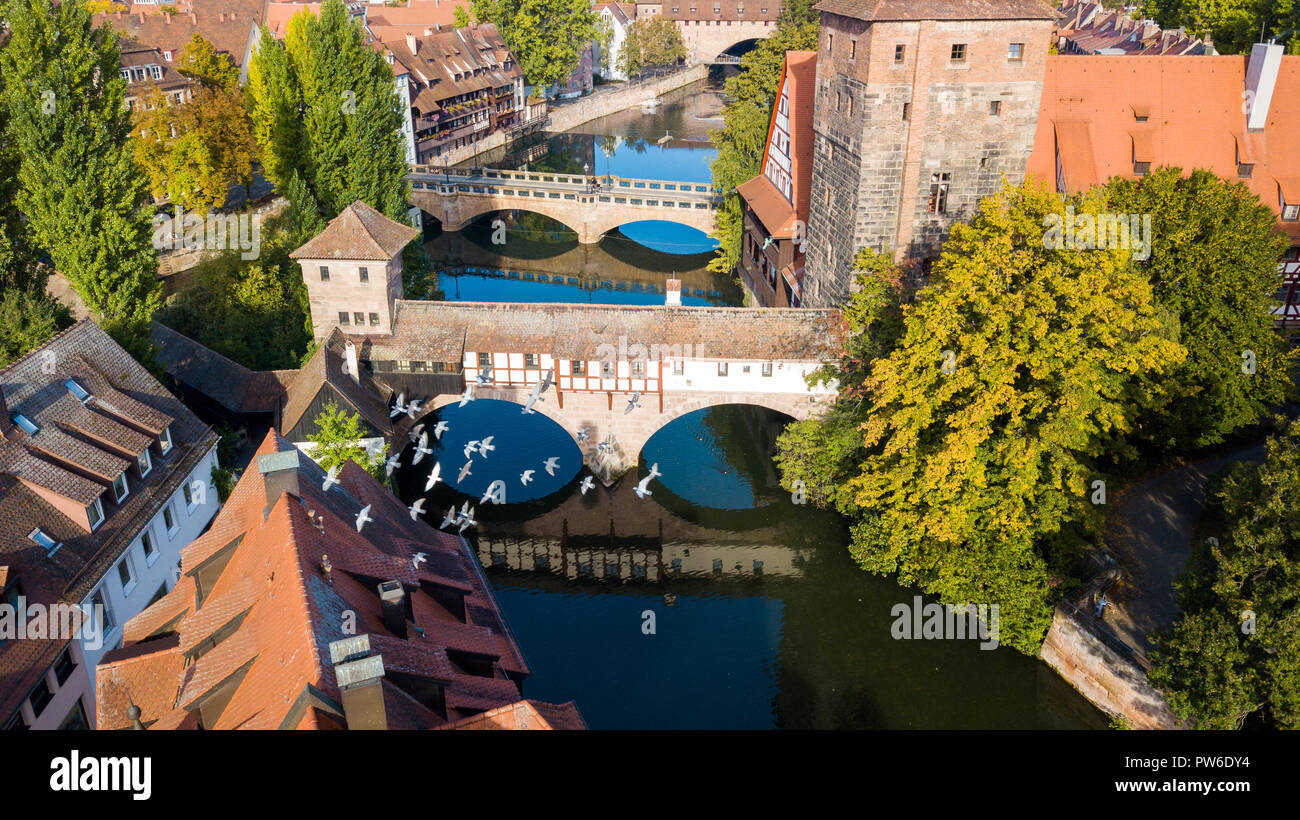 Luftaufnahme von Brücken über die Pegnitz in der Altstadt oder Altstadt, Nürnberg, Deutschland Stockfoto