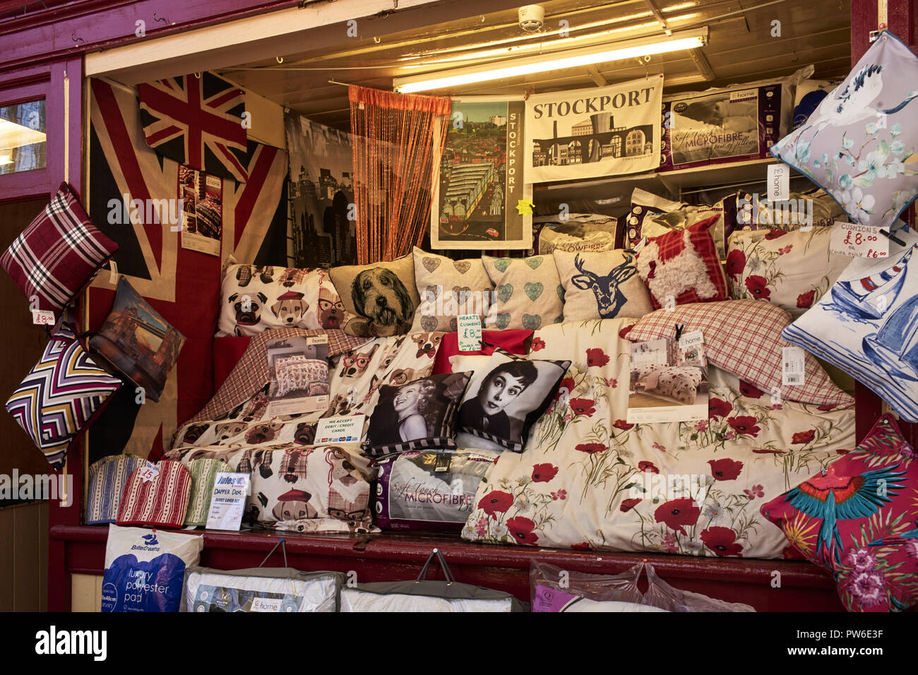 Ein Stall verkaufen Kissen und Handtücher am Marktstand in Stockport Stockfoto