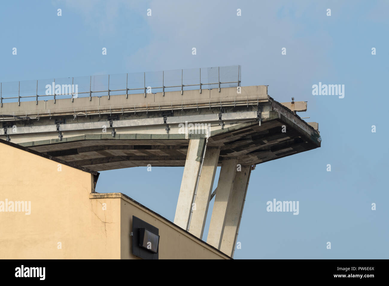 Genua, Italien. Ein Abschnitt des teilweise eingestürzten Morandi Brücke Stockfoto