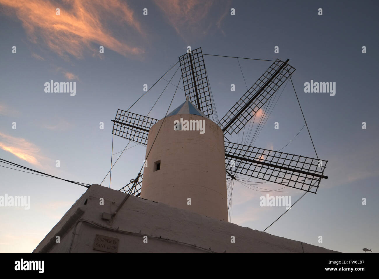 Abendhimmel über dem Segel des Museo Ethnologico Moli De Dalt, restaurierte Windmühle, Sant Lluis, Menorca, Spanien Stockfoto