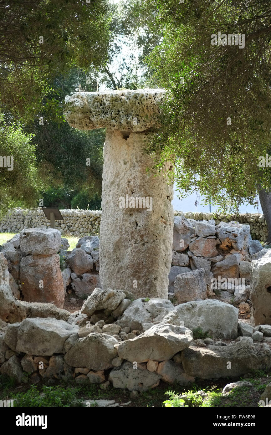 Die steinerne Taula auf der talayotischen Stätte Binissafullet, Sant Lluis, auf Menorca, Spanien Stockfoto