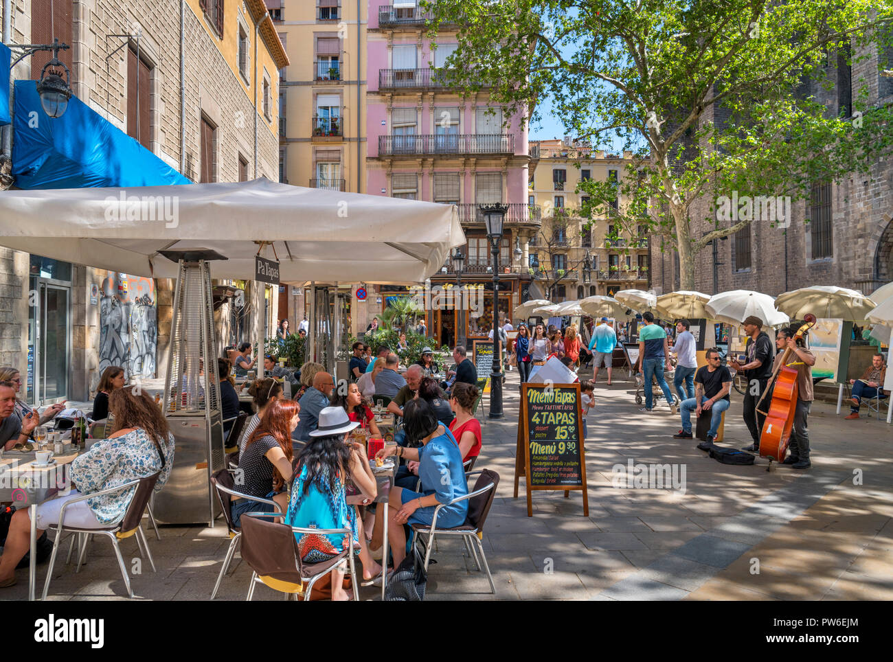 Cafe an der Plaça de Sant Josep Oriol, Barri Gotic (Gotisches Viertel), Barcelona, Katalonien, Spanien. Stockfoto