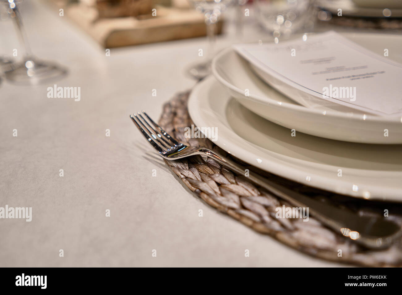 Gedeckter Tisch zum Essen Stockfoto
