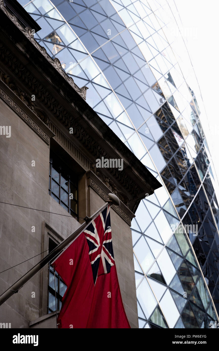 London, UK, September 02, 2018: Marine meer Red Ensign Flag am Baltic Exchange Gebäude Stockfoto