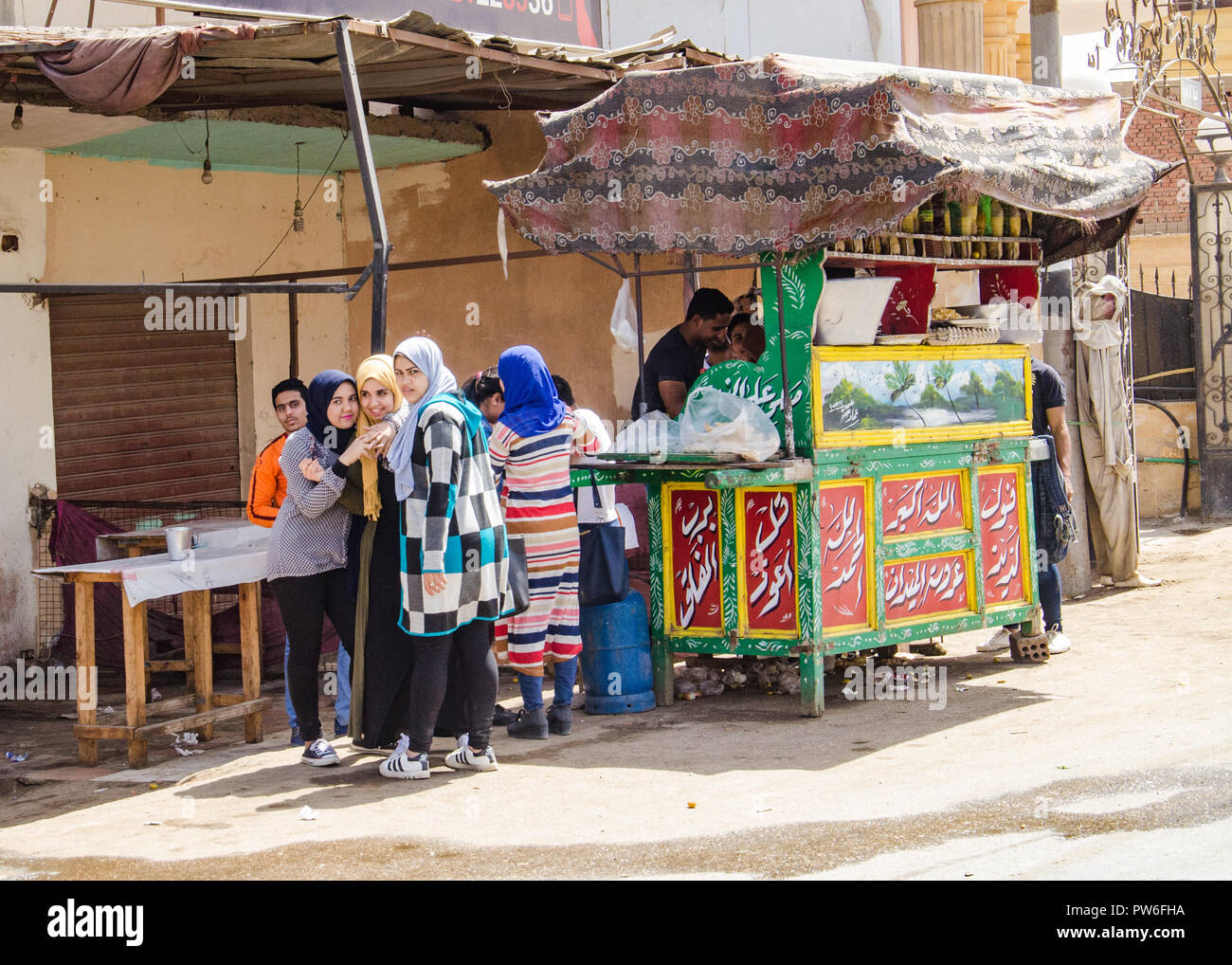 Kairo, Ägypten - April 2018. Ägyptische Volk in Essen stand Stockfoto