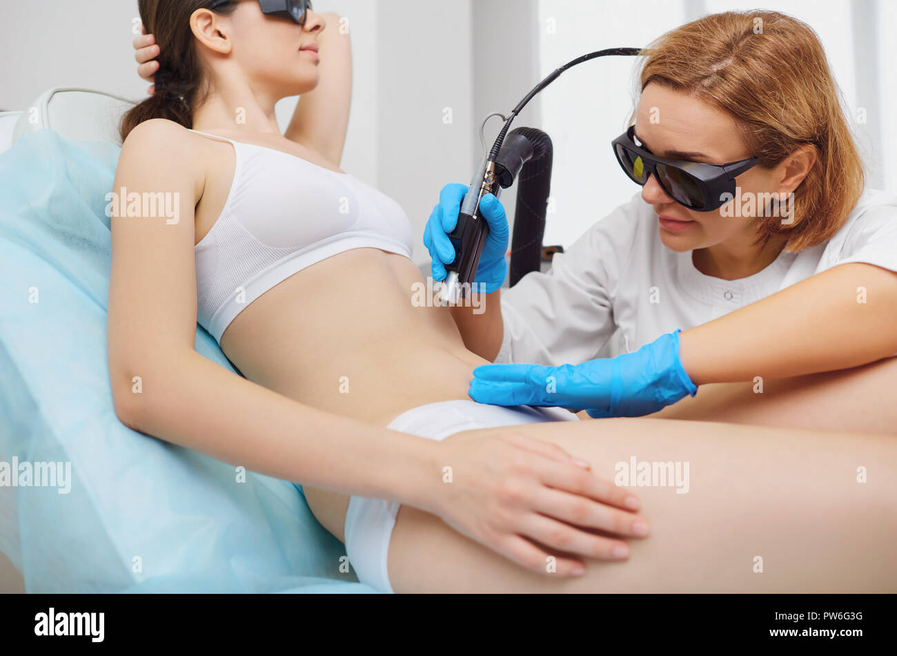 Laser Haarentfernung auf dem Bauch auf dem Körper einer jungen Frau, die ich Stockfoto