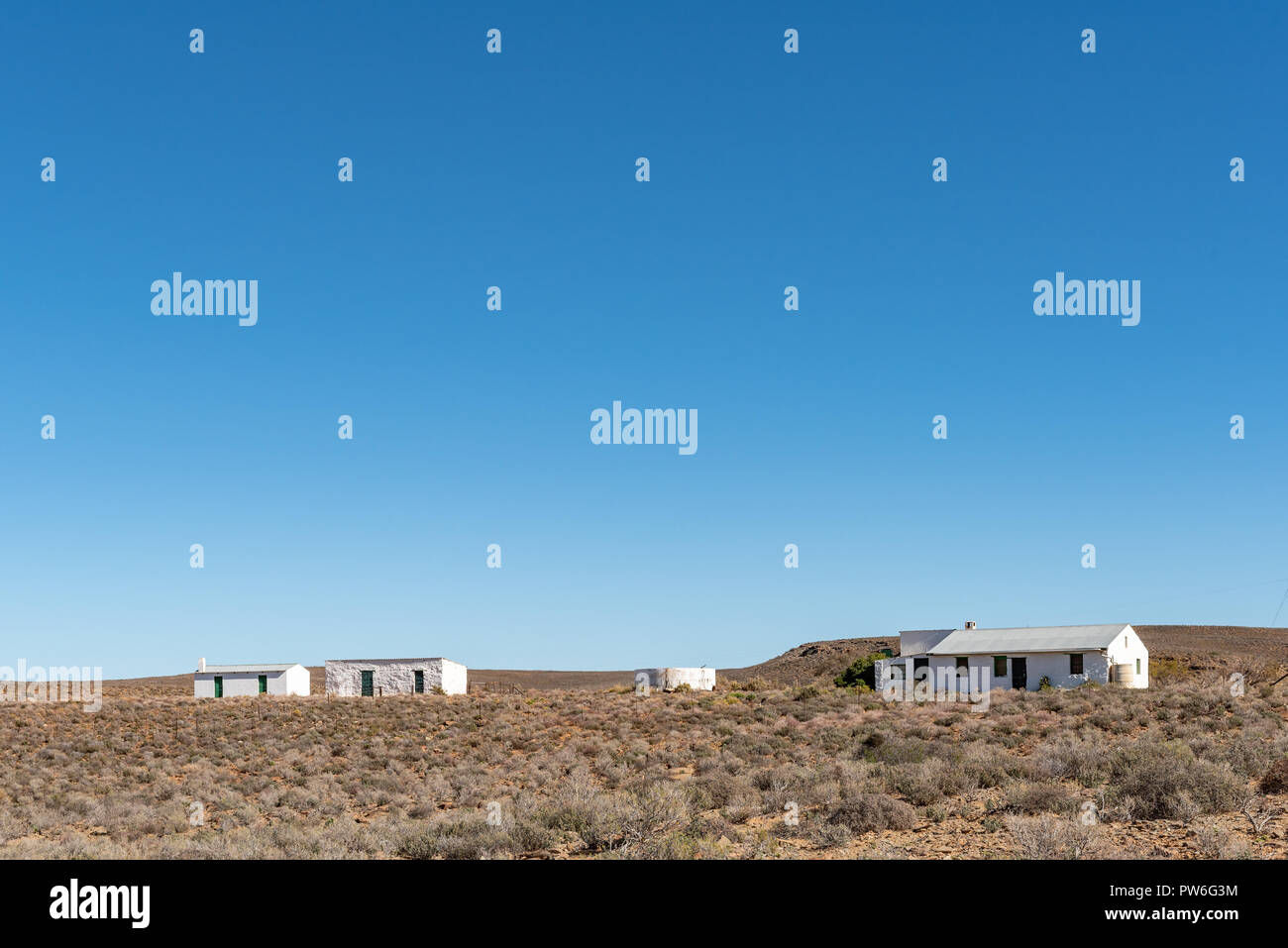 CERES, SÜDAFRIKA, August 8, 2018: Bauernhof Landschaft mit Häusern auf der Straße R 356 in der Provinz Western Cape Stockfoto