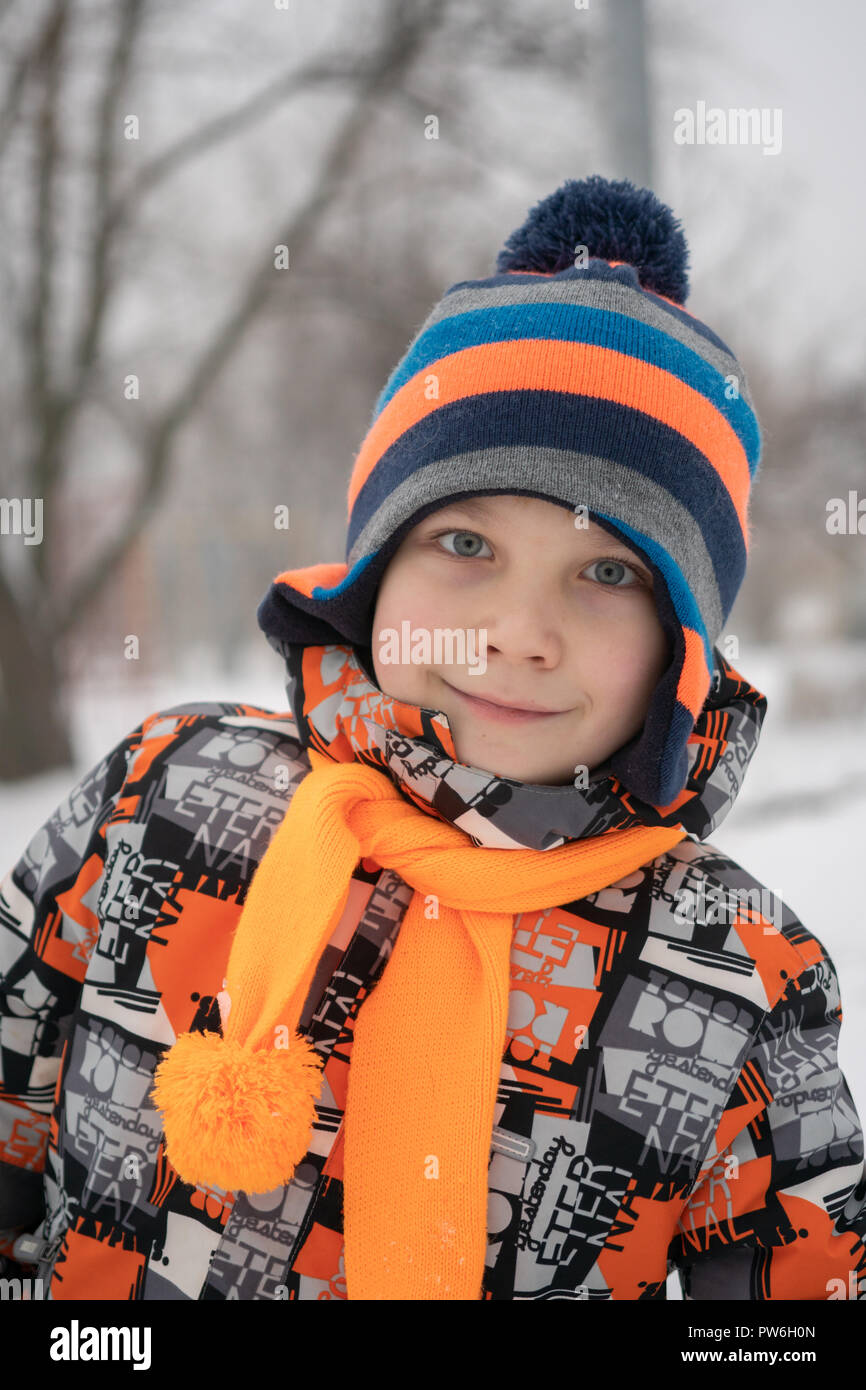 Winter-Porträt von Kid Boy in bunten Kleidern Stockfoto