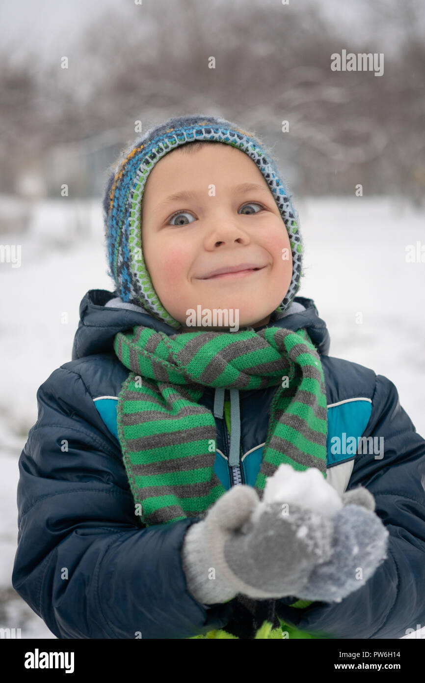 Winter-Porträt von Kid Boy in bunten Kleidern Stockfoto