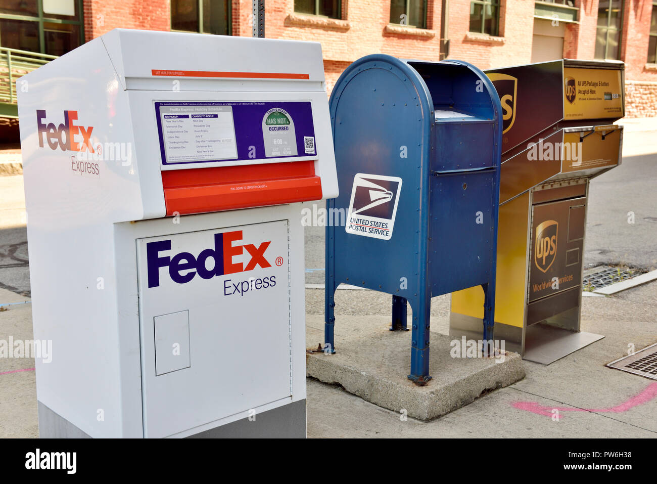 FedEx, US-Post und UPS Drop off für die Sammlung buchung Feldern auf dem Bürgersteig, USA Stockfoto