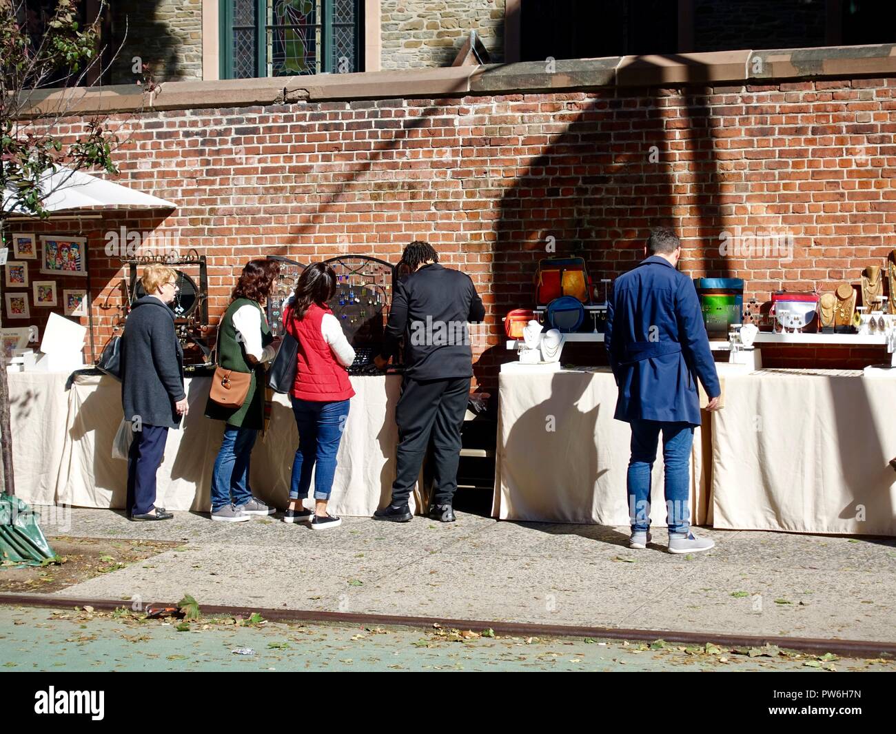 Die Leute, die auf der Suche nach Schmuck und andere Gegenstände zum Verkauf an einer Straße Markt auf Prince Street in Soho, New York, NY, USA Stockfoto