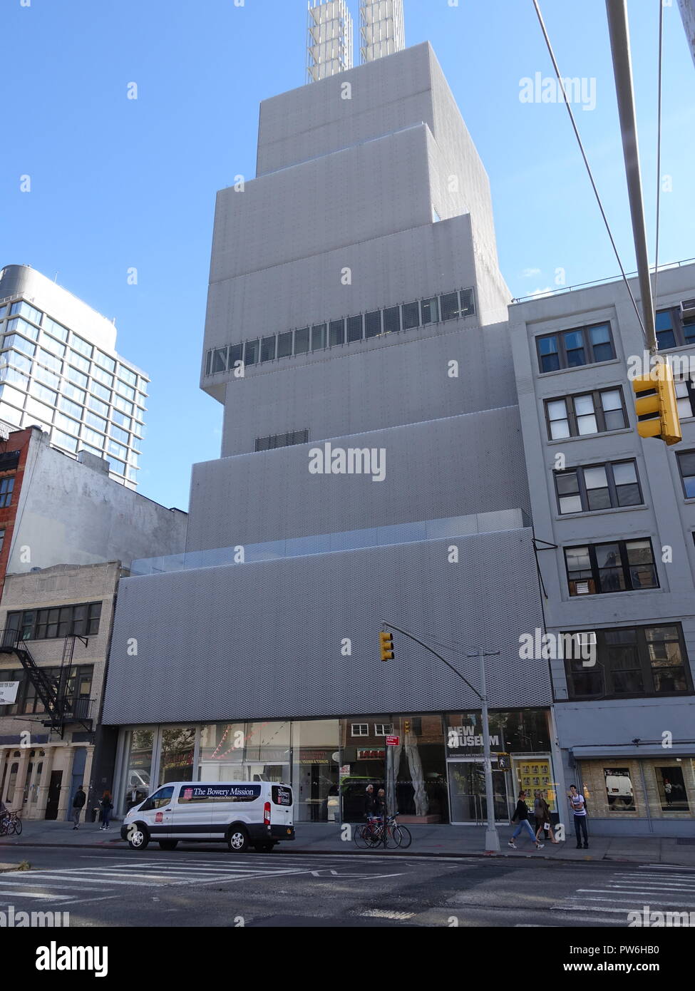 Menschen außerhalb der Neuen Museum, gegründet im Jahr 1977, in der Bowery Stadtteil von New York, NY, USA. Stockfoto
