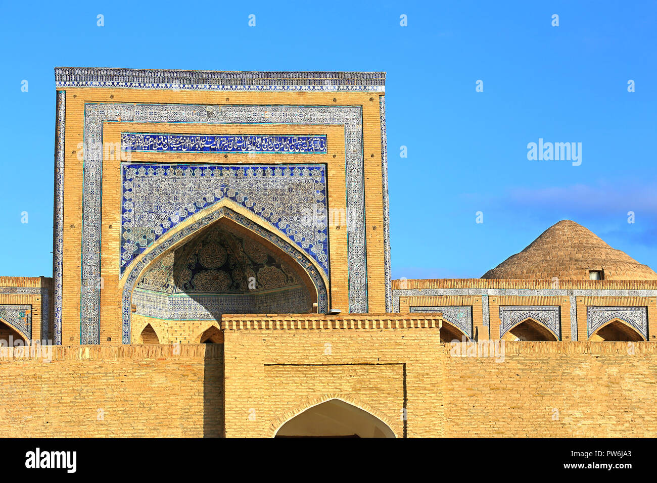 Pishtak mit persischen Stil Gemälde und Spitzbogen Stockfoto