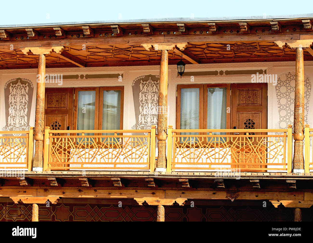 Veranda mit hölzernen Baldachin, Spalten und orientalische geschnitzten Ornamenten Stockfoto