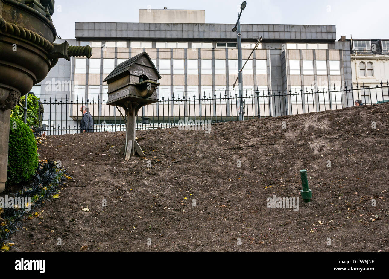 Kuckucksuhr und leere Blumenbeet-Seite der Blumenuhr warten auf neue Blumenarrangement im Frühling, Princes Street Gardens, Edinburgh, Schottland, Großbritannien Stockfoto