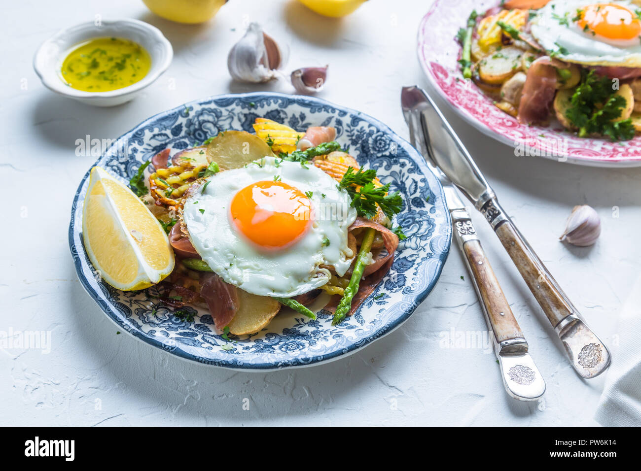 Huevos rotos, Eier, Kartoffeln und Serrano Schinken Stockfoto