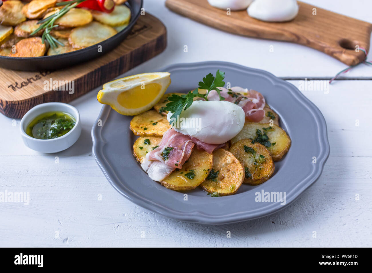 Spanische Tapas huevos rotos. Fried-eg, jamon Schinken und Kartoffeln. Stockfoto
