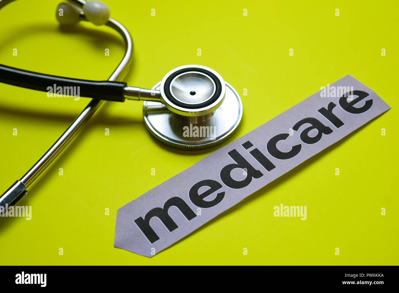 Medicare mit Stethoskop Konzept Inspiration auf gelbem Hintergrund Stockfoto