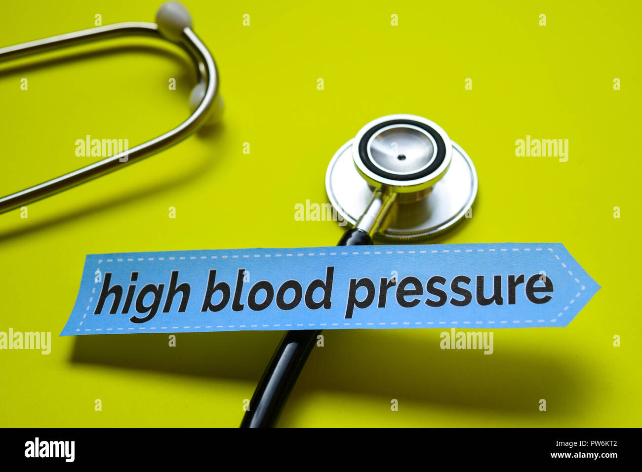 Hoher Blutdruck mit Lupe Konzept Inspiration auf gelbem Hintergrund Stockfoto