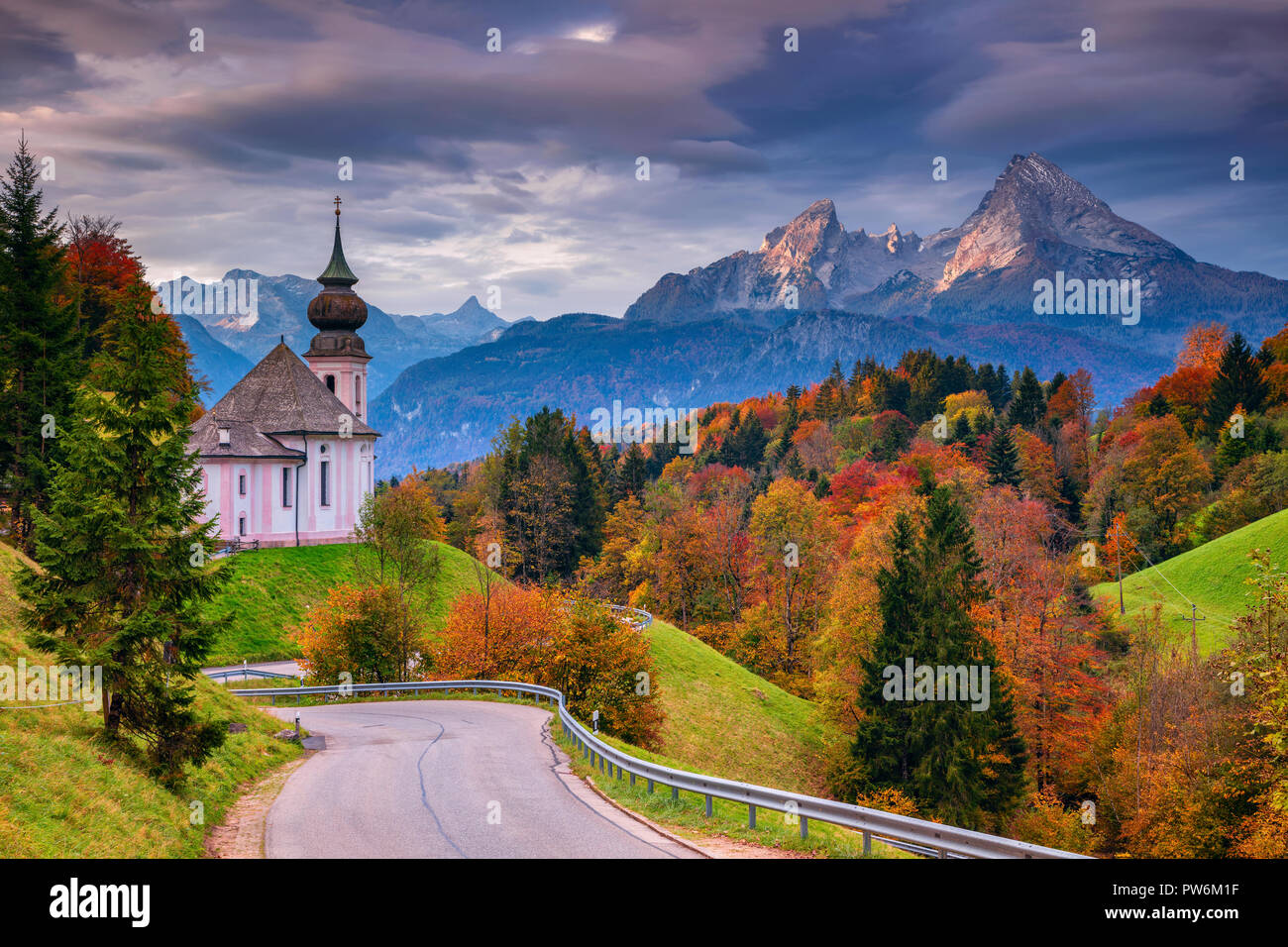 Herbst in den Alpen. Bild der Bayerischen Alpen mit Maria Gern Kirche und Watzmann während der schönen Herbst Sonnenaufgang. Stockfoto