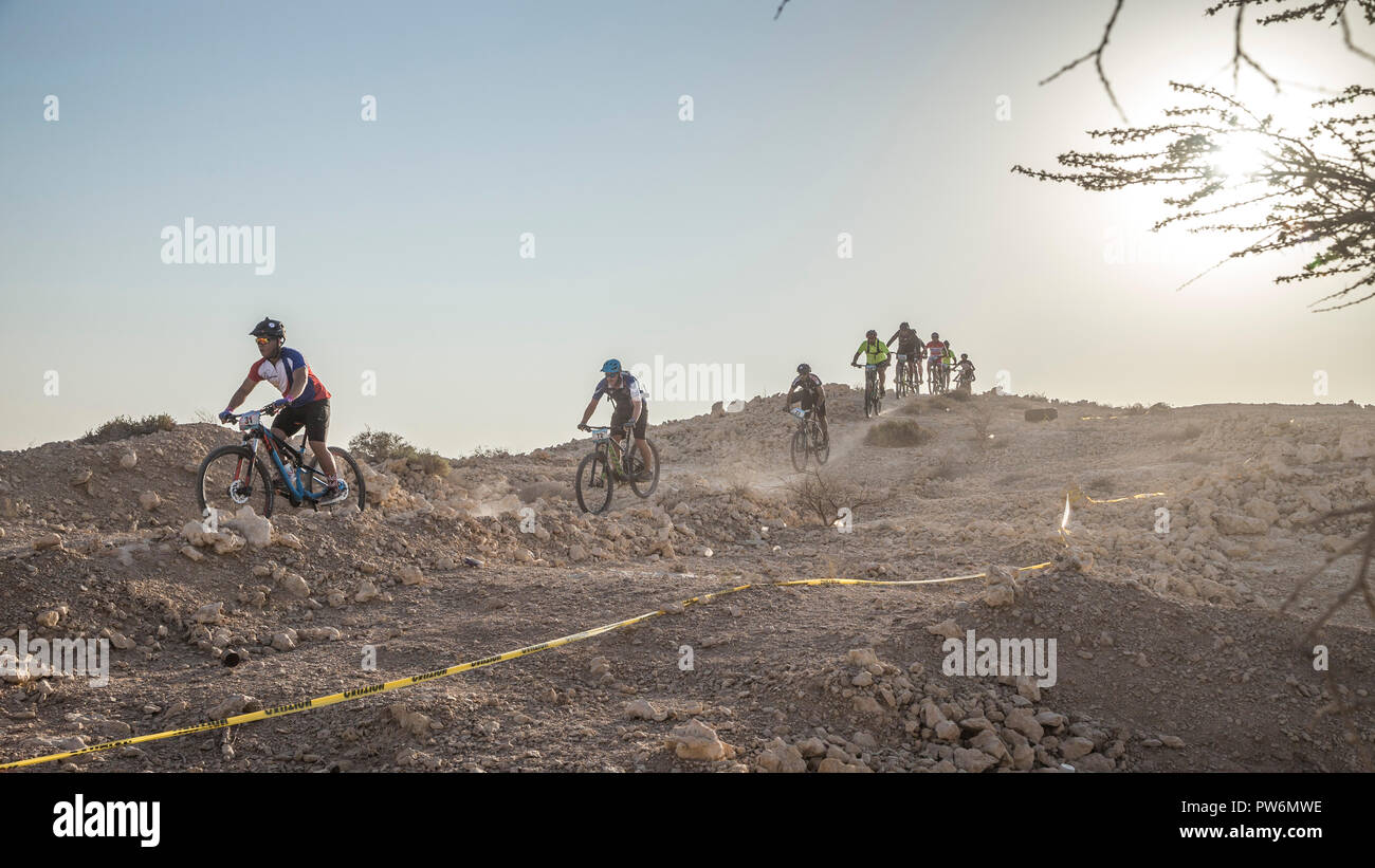 Mountainbike Rennen, Reiter hart Radfahren auf unebenem Gelände. Stockfoto