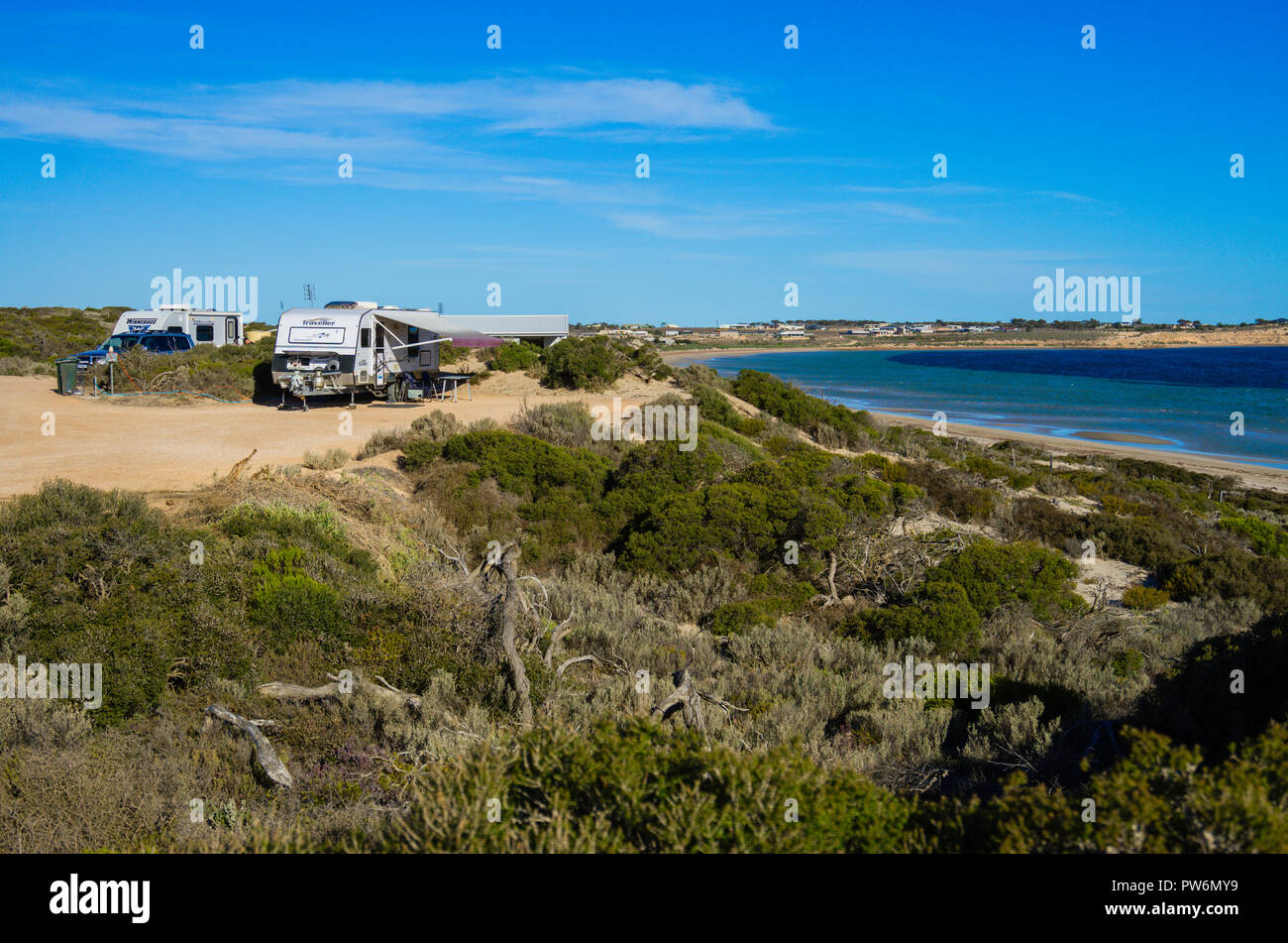 Wohnwagen auf Dünen mit Blick auf Shelly Beach Ceduna, South Australia geparkt Stockfoto