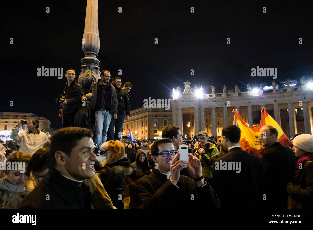 Saint Peter's Square, Vatikanstadt 13/03/2013. Massen von Pilgern Fotos Momente, nachdem Papst Franziskus seinen ersten öffentlichen Auftritt Stockfoto