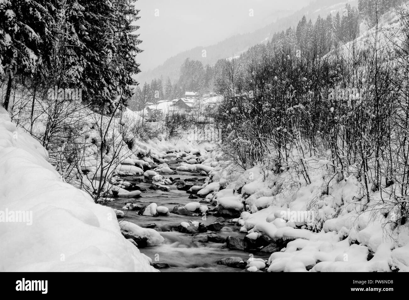 Ein Fluss im Winter. Alpen. Stockfoto