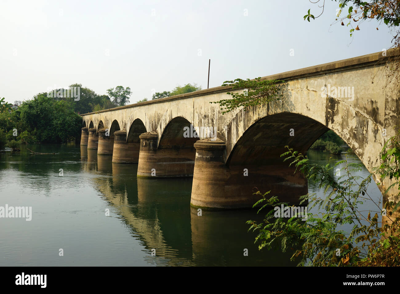 Brücke zwischen Don Det und Don Khon, ehemalige Eisenbahnbrücke aus französischer Kolonialzeit, 4000 Inseln, Si Phan Don, Mekong, Laos Stockfoto