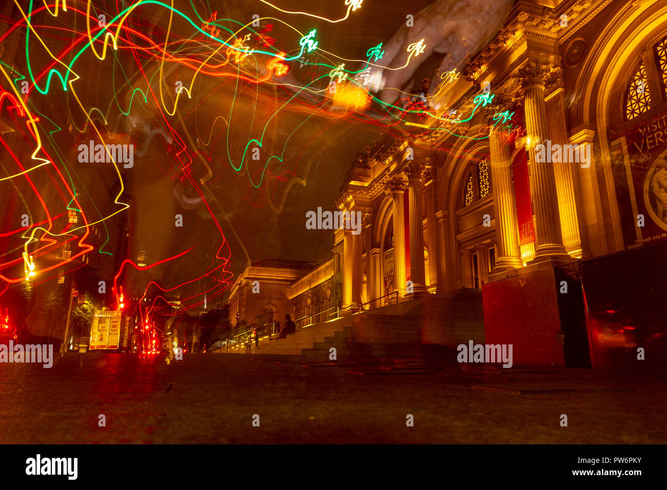 Die Met (Metropolitan Museum der Kunst) im freien Wasser Brunnen bei Nacht Abstarct Stockfoto