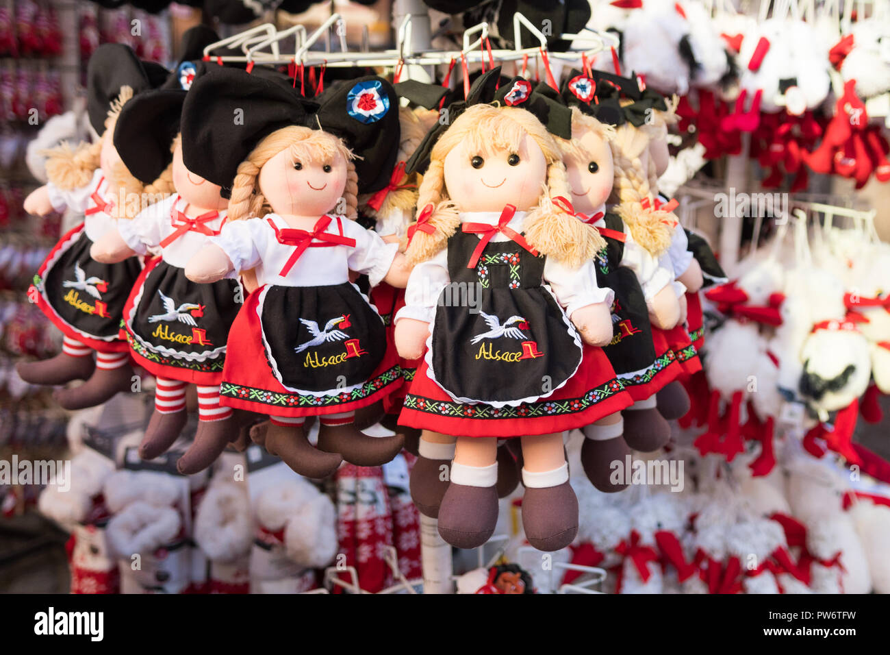 Elsass souvenir Puppen zum Verkauf in Straßburg, Frankreich, Europa  Stockfotografie - Alamy