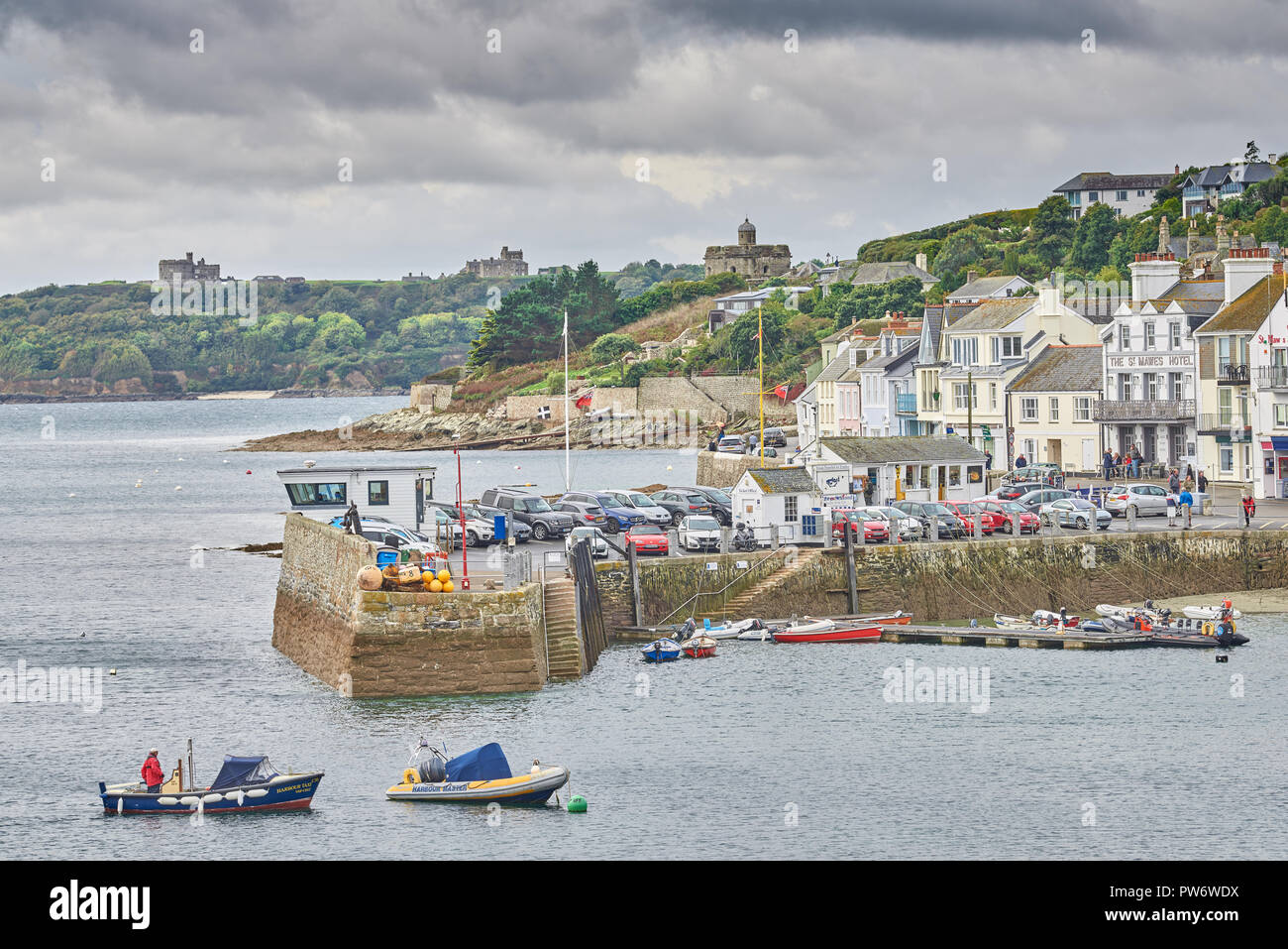 Hafen im Dorf St Mawes an einem regnerischen Tag, neben dem Englischen Kanal, Roseland Halbinsel, Cornwall, England. Stockfoto