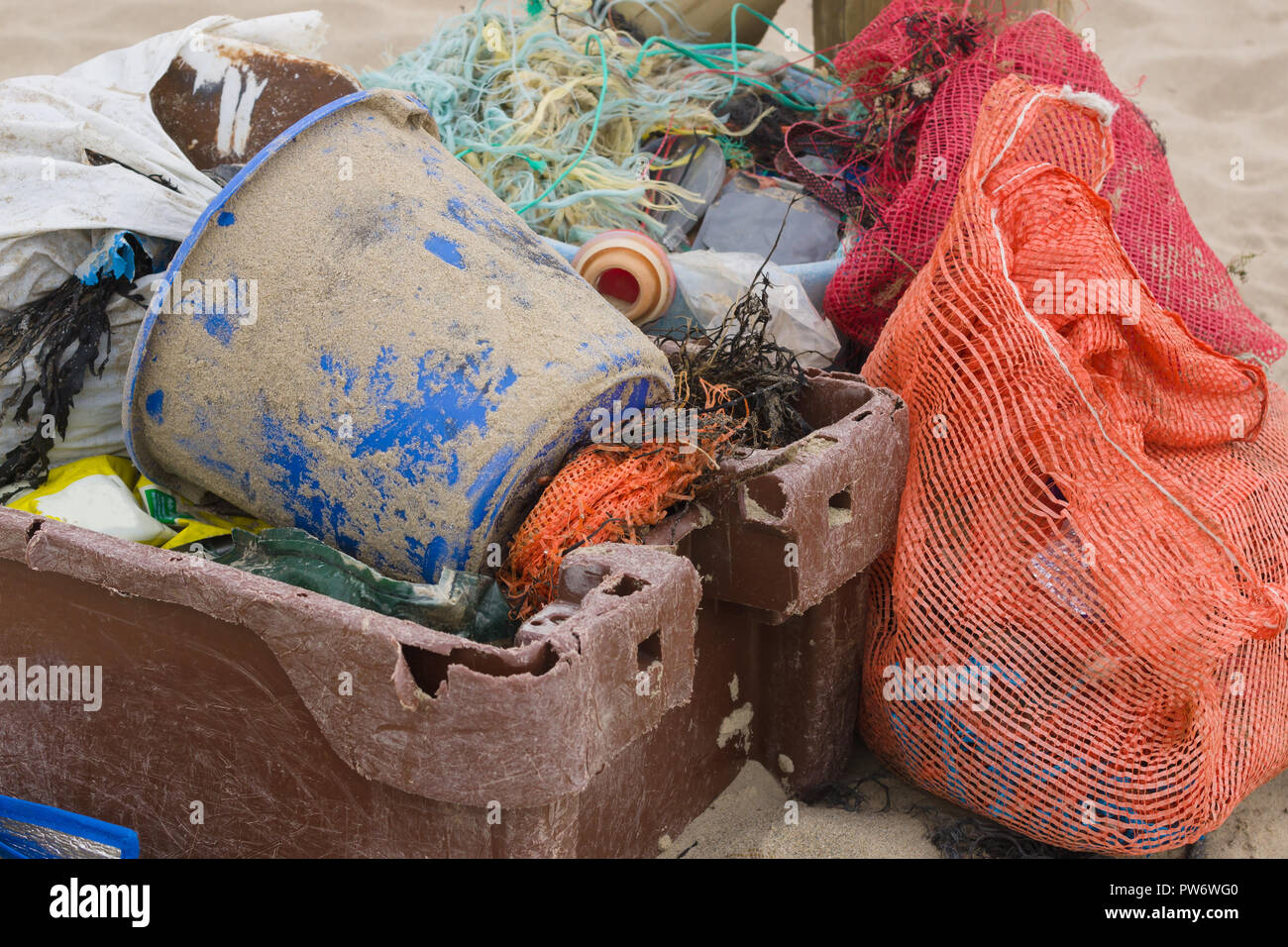 Kunststoff angeln Container Netze und anderen Müll an einem Strand ein Beispiel für die viele Stücke aus Kunststoff, die Verschmutzung des Meeres rund um die Welt Stockfoto