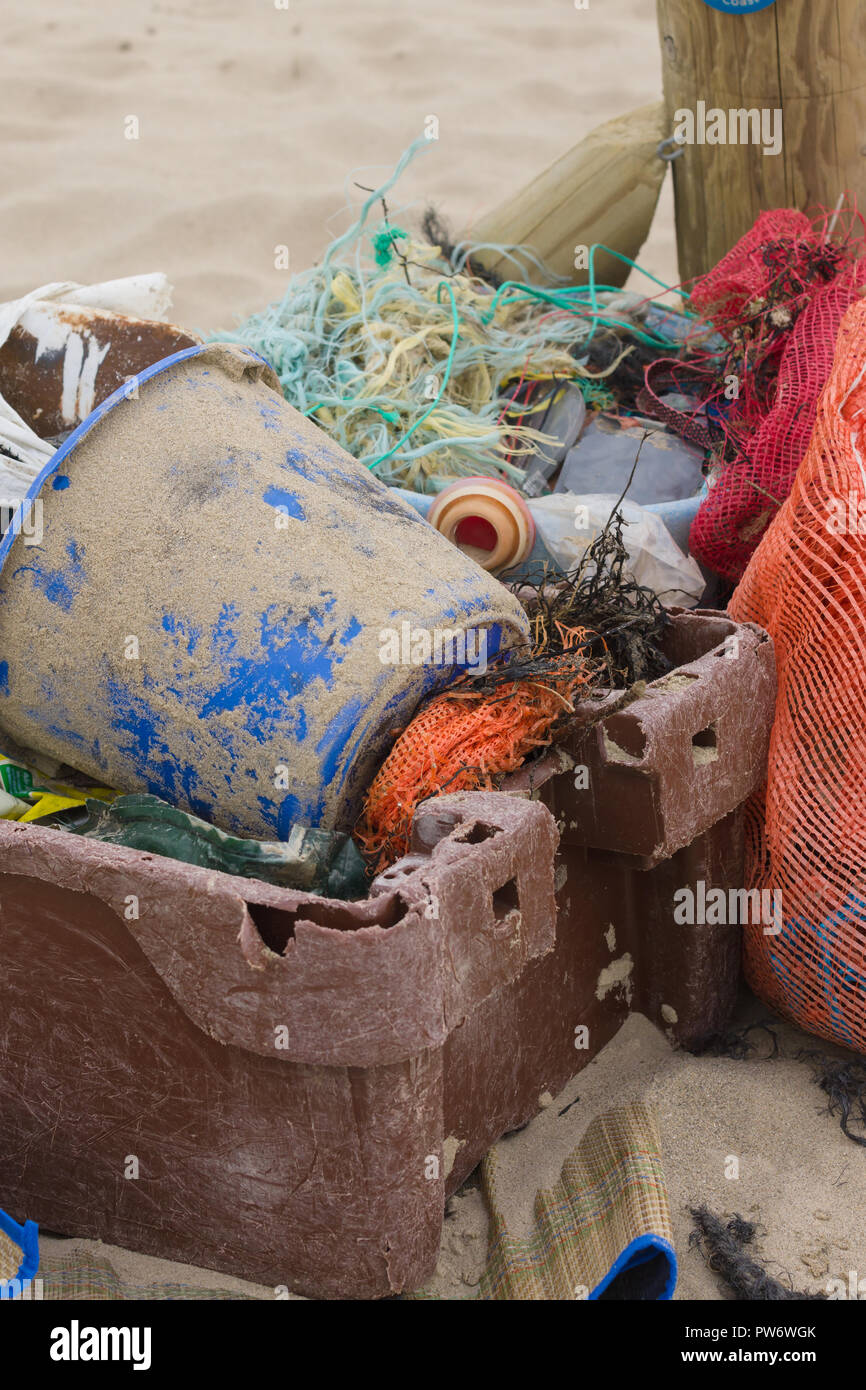 Kunststoff angeln Container Netze und anderen Müll an einem Strand ein Beispiel für die viele Stücke aus Kunststoff, die Verschmutzung des Meeres rund um die Welt Stockfoto