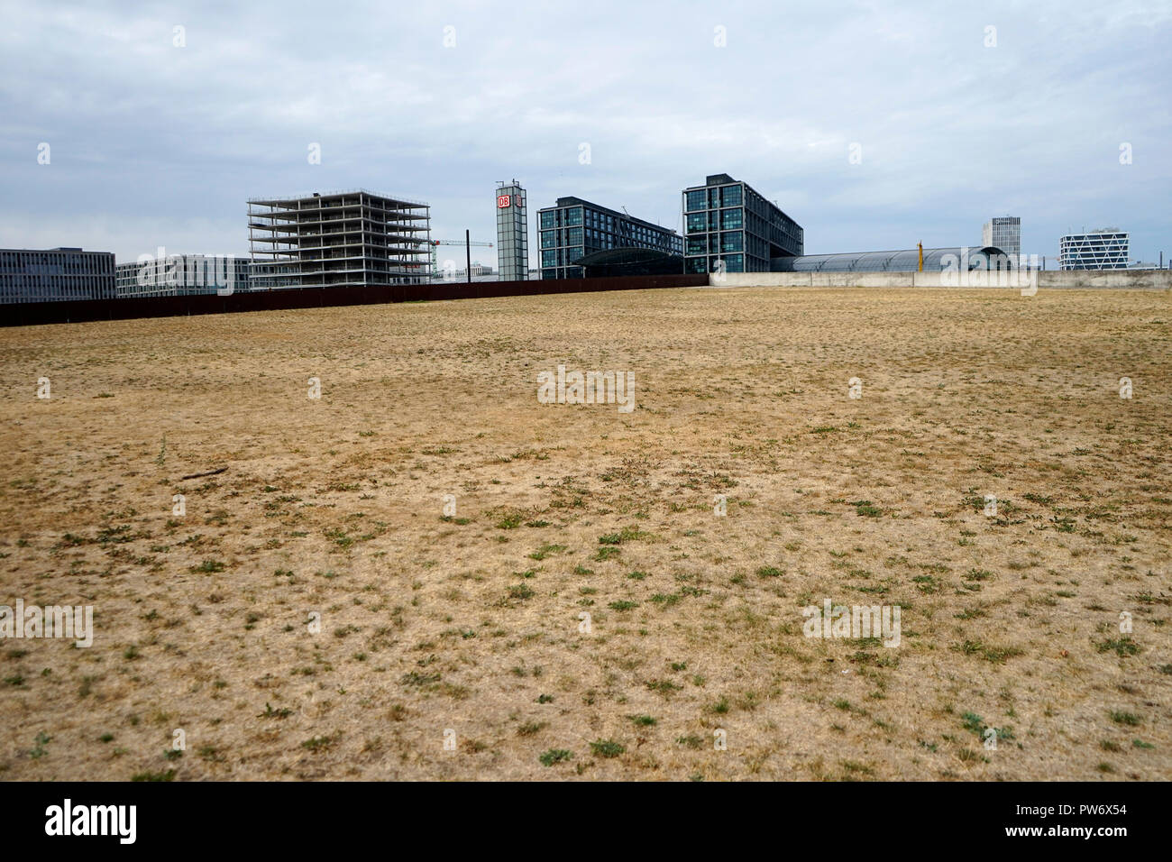 Verdoerrter Rasen / der grossen, Monate andauernden Dürre, im Hintergrund der Berliner Hauptbahnhof, Berlin (nur fuer redaktionelle Verwendung. Ke Stockfoto