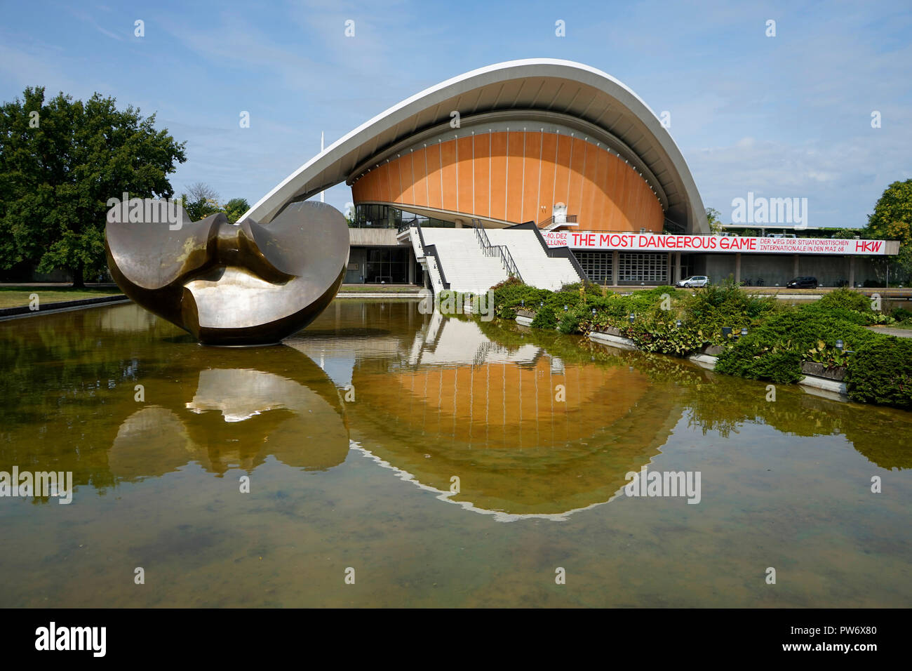 Skulptur "Der große unterteilte Oval Butterfly' von Henry Moore, Haus der Kulturen der Welt, Berlin-Tiergarten (nur fuer redaktionelle Verwendung. Keine Werbu Stockfoto