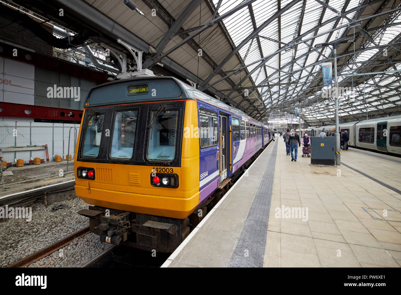 Northern Rail Class 142 142003 Bahnhof Lime Street Station Liverpool Merseyside England Großbritannien Stockfoto