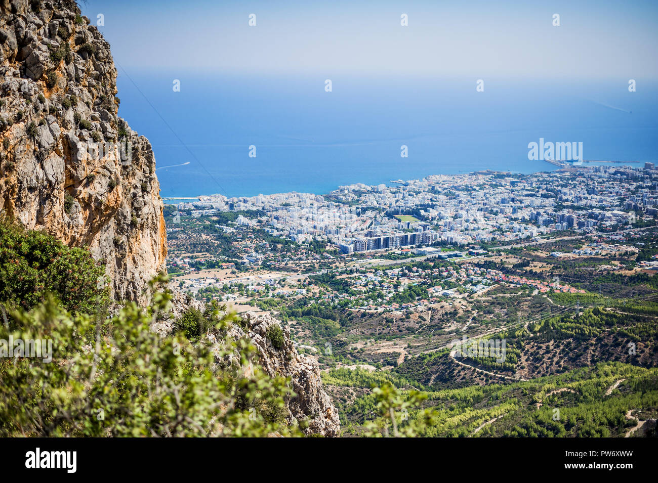 Schönen Sommer Blick auf Kyrenia, Türkische Republik Nordzypern aus St. Hilarion Schloss Stockfoto