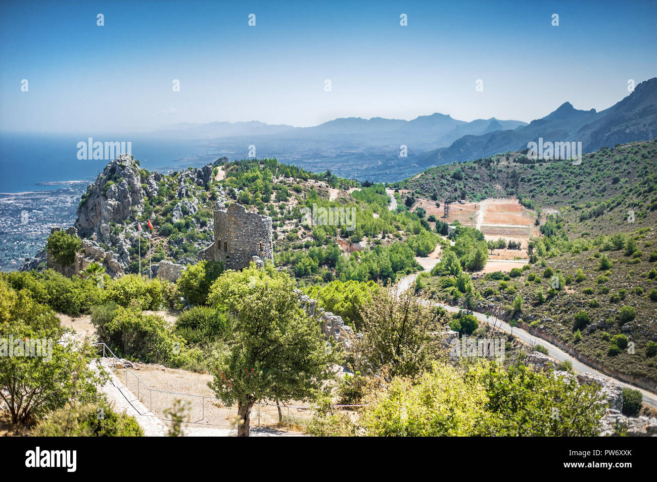 Schönen Sommer Blick auf Kyrenia, Türkische Republik Nordzypern aus St. Hilarion Schloss Stockfoto