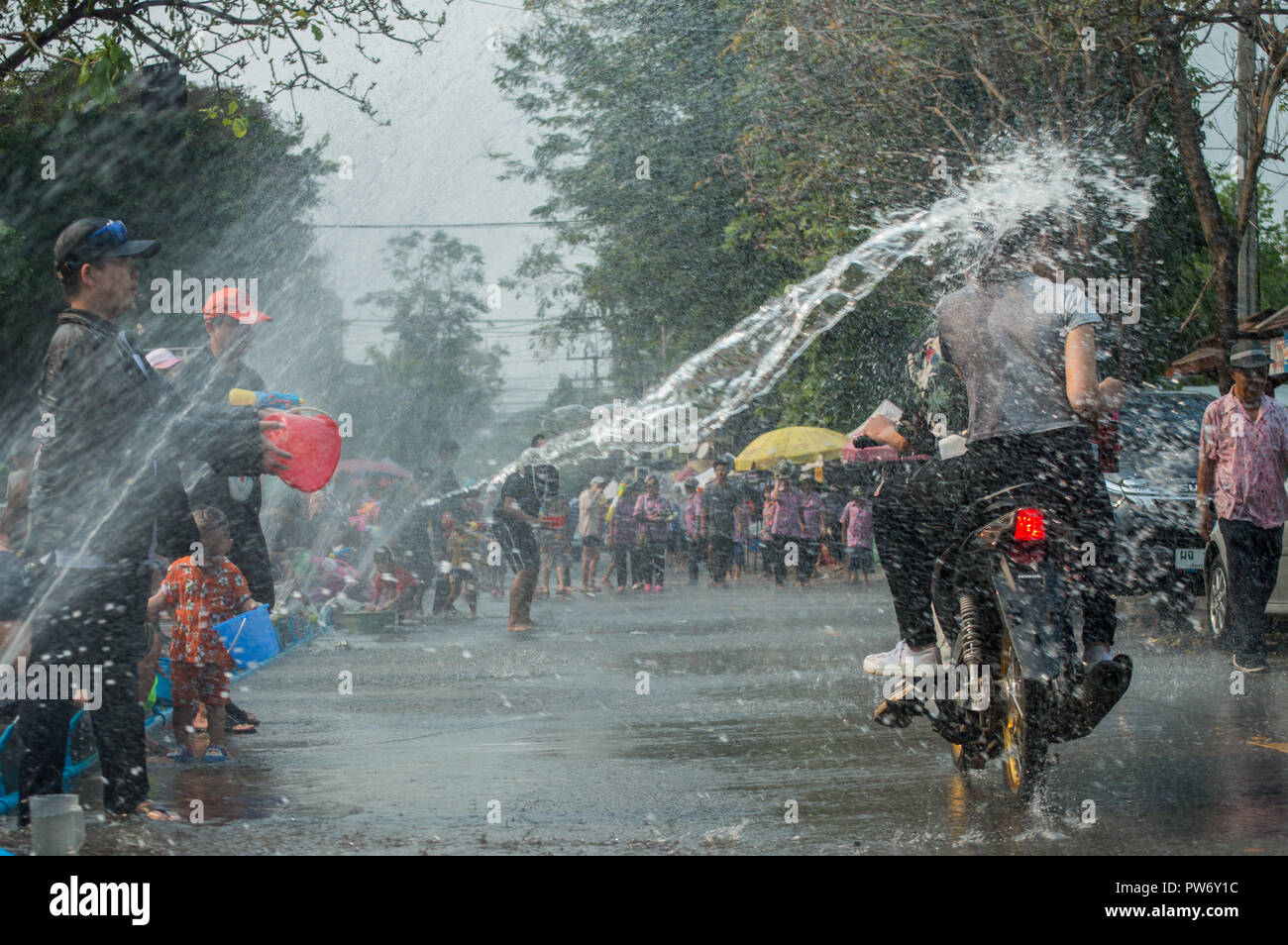 Chiang Rai, Thailand - 13. April 2018: Songkran Festival im Suan Tung Lae Khom Chiang Rai Park in Chiang Rai. Leute lustig spielen Wasser. Stockfoto