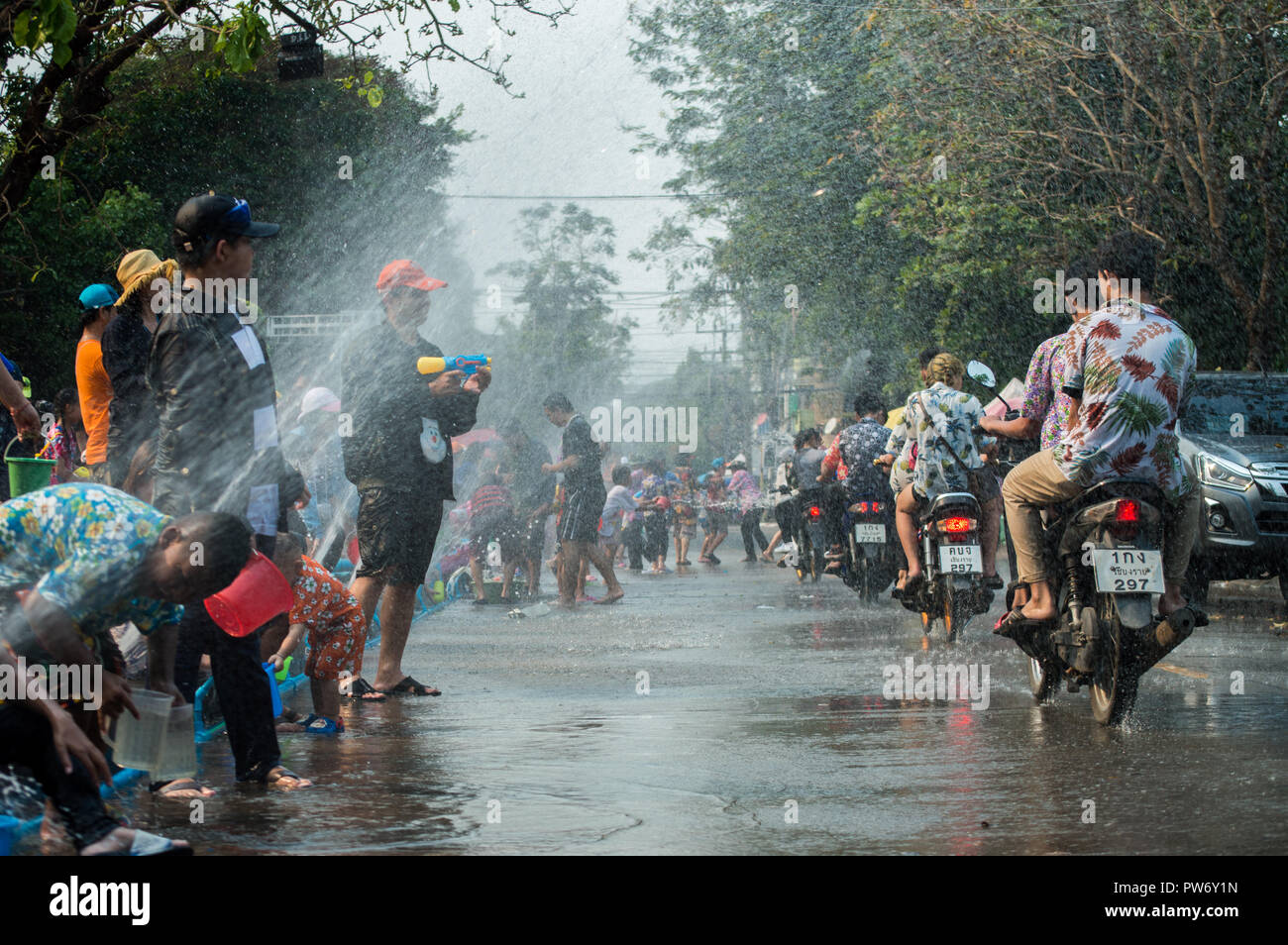 Chiang Rai, Thailand - 13. April 2018: Songkran Festival im Suan Tung Lae Khom Chiang Rai Park in Chiang Rai. Leute lustig spielen Wasser. Stockfoto